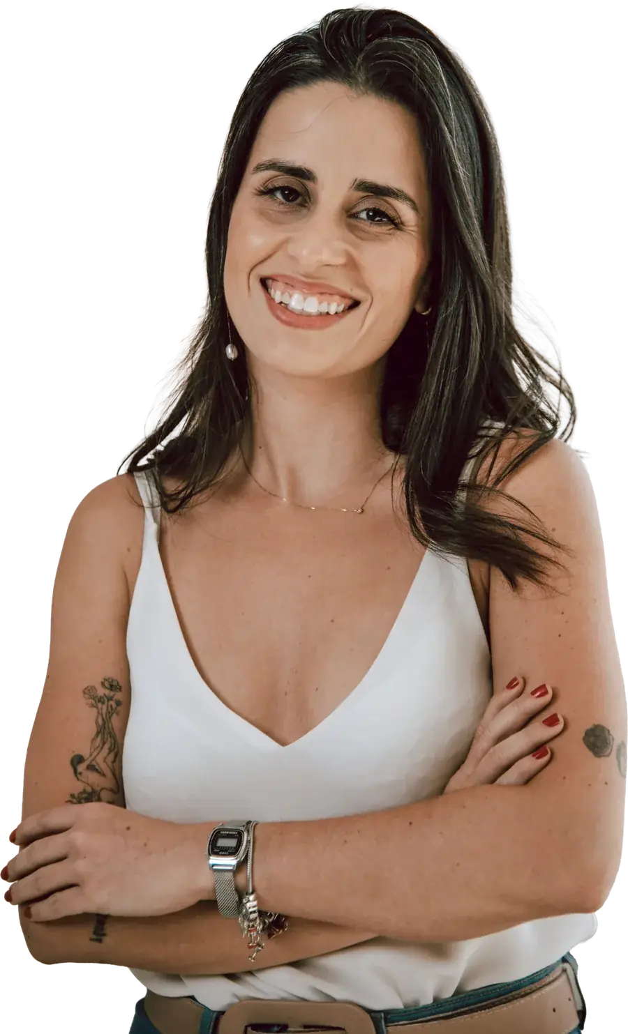 Carolina Rosa, fisioterapeuta, de braços cruzados e sorrindo
